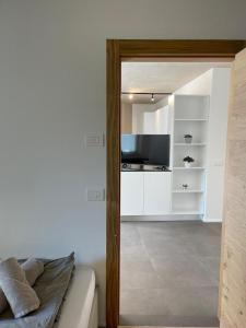 un soggiorno con divano e TV di API Tenna Apartments Glicine 1 a Tenna