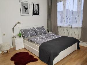 1 dormitorio con cama y ventana en Apartment nähe Düsseldorf Messe Expo, Airport, Train Station, en Duisburg