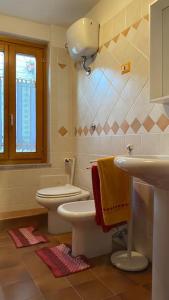 uma casa de banho com um WC branco e um lavatório. em Flat Tempio Pausania near Costa Smeralda em Tempio Pausania