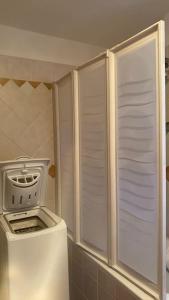 uma cozinha com um fogão e um aparelho branco em Flat Tempio Pausania near Costa Smeralda em Tempio Pausania