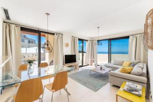 - un salon avec un canapé et une table dans l'établissement Joyful PH w/ stunning Sea Views, à Marbella