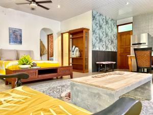 ein Wohnzimmer mit einem Bett und einem Esszimmer in der Unterkunft Lagoon & Garden House w/ kayaks in Papara