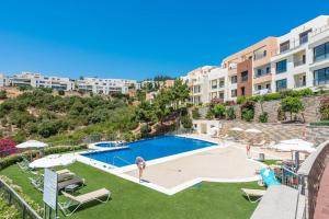 une image d'une piscine dans un appartement dans l'établissement Joyful PH w/ stunning Sea Views, à Marbella