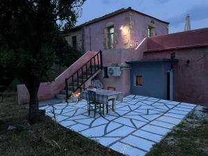 un patio con una mesa frente a una casa en Vryses Crete-Village Vibes, en Vryses