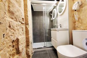 Kupatilo u objektu Cove 532 by Savynomad Harbour Residences wow View