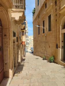 een steegje in een oude stad met gebouwen bij Cove 532 by Savynomad Harbour Residences wow View in Valletta