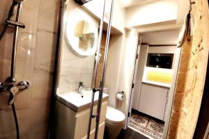 Kupatilo u objektu Cove 532 by Savynomad Harbour Residences wow View