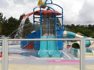 Bazén v ubytování Sbvacances TOUT CONFORT 2ch et 1sdb, environnement CALME et VERDOYANT dans camping 4 étoiles nebo v jeho okolí