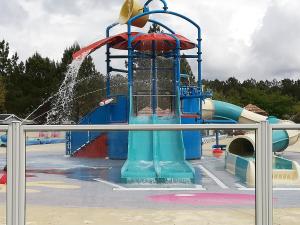 a water slide in a water park at CHEZ SEB & BELINDA, Séjour TOUT CONFORT dans environnement CALME et VERDOYANT in Saint-Julien-en-Born