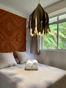 1 dormitorio con 1 cama con 2 toallas en Lagoon & Garden House w/ kayaks, en Papara