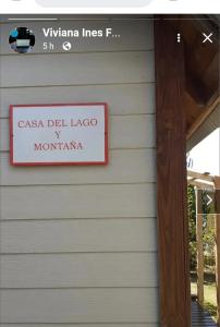 a sign on the side of a building at Casa de Lago y Montaña in El Calafate