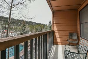 balkon z krzesłem i widokiem na góry w obiekcie Springs 8838 w mieście Keystone