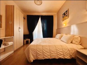 Postel nebo postele na pokoji v ubytování Tirana Central GuestHouse