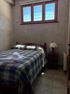 een slaapkamer met 2 bedden en handdoeken bij Hospedaje Fortaleza Indigena in Tilcara