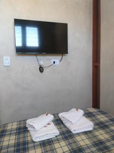 een kamer met een bed met drie handdoeken erop bij Hospedaje Fortaleza Indigena in Tilcara