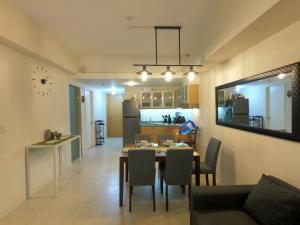 jadalnia i kuchnia ze stołem i krzesłami w obiekcie Sundance Residences, your home at the heart of the city! w Cebu