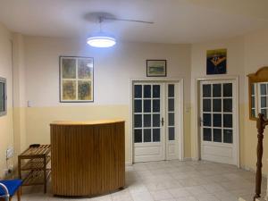 サン・ルイにあるHÔTEL ETOILE DU SUDのリビングルーム(ドア2つ、テーブル付)