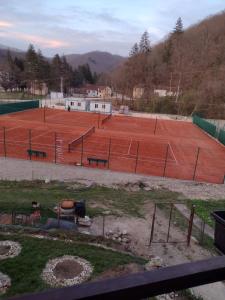 Tennis und/oder Squash in der Unterkunft Kuršumlijska banja apartman oder in der Nähe