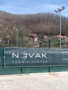 Tennis und/oder Squash in der Unterkunft Kuršumlijska banja apartman oder in der Nähe