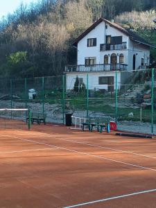 Tennis und/oder Squash in der Unterkunft Kuršumlijska banja apartman oder in der Nähe