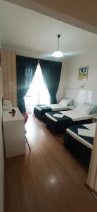 Postel nebo postele na pokoji v ubytování Tirana Central GuestHouse