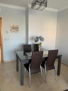 comedor con mesa y sillas en Residencial Duquesa Fase 1 en Manilva