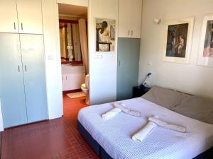 Postel nebo postele na pokoji v ubytování Argyro suite Rafina
