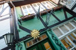 - une vue sur le plafond d'un bâtiment avec une porte verte dans l'établissement Romantisches Haus im Schnoor, à Brême