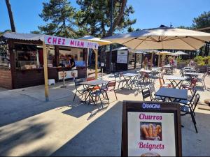 Restauracja lub miejsce do jedzenia w obiekcie Mobil home Premium Camping 5*
