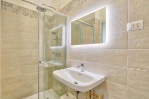 a bathroom with a sink and a glass shower at la Casa del Vino - B&B in Tollo
