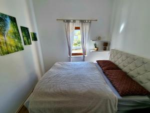 um quarto com uma cama e uma janela em Holiday Home Harmony em Mostar