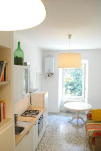 Una cocina con un fregadero y una mesa en una habitación. en Lombardo, en Roma