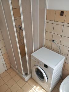 lavatrice in bagno con servizi igienici di Central Station House a Santa Marinella