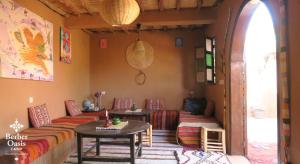 Una sala de estar con un sofá y sillas y una mesa. en Berber Oasis Camp, en Oulad Driss 60 fotos más