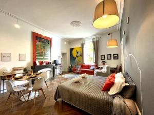 un salon avec un lit et une salle à manger dans l'établissement Appartements Caractere Clos St Jean, à Mâcon 44 autres photos