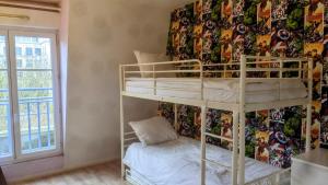 シェシーにあるVal d'EuropeApartの壁のある部屋の中に二段ベッド付きのベッドルームがあります。
