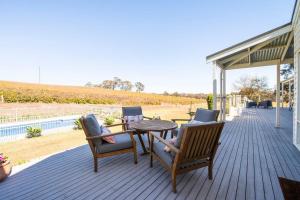 Balkón nebo terasa v ubytování O'Briens of Clare - Stylish Pet Friendly Vineyard Accommodation