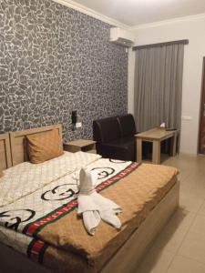 1 dormitorio con 1 cama y 1 sofá en una habitación en Green Garden Hotel en Ereván