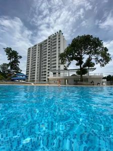 een groot zwembad voor een groot gebouw bij Estadía, hermosos apartasoles en Santafé de Antioquia in Santa Fe de Antioquia