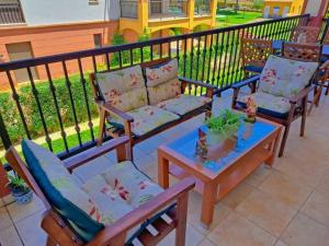un gruppo di sedie e un tavolino da caffè su un portico di APARTAMENTO MANUELA RESIDENCIAL **VISTA ESURI** ad Ayamonte