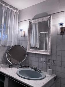 La salle de bains est pourvue d'un lavabo et d'un miroir. dans l'établissement La casa di Bedelia, à Capodimonte