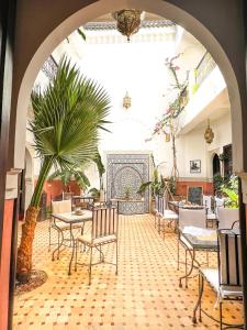 um arco com mesas e cadeiras num restaurante em Riad des Lys em Marraquexe