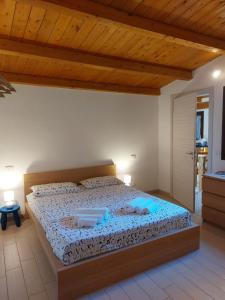 ノートにあるCasa Andolina Suiteの木製の天井のベッドルーム1室(大型ベッド1台付)