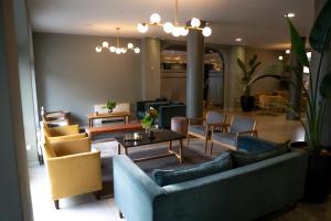 sala de estar con sofás, mesa y sillas en Hotel Copahue en Junín