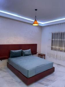 een slaapkamer met een groot bed in een kamer bij Promotion Appartement chic et calme in Fès