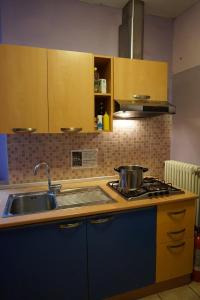 Kuchyň nebo kuchyňský kout v ubytování Jammin' Hostel & Bar Rimini