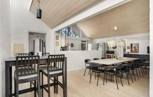 een eetkamer en een keuken met een tafel en stoelen bij Beautiful Home In Kjellerup With Kitchen in Kjellerup