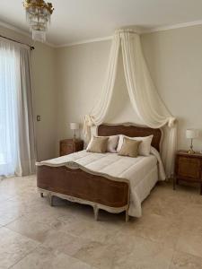1 dormitorio con 1 cama grande con dosel en Casimiro Ibera Hotel Boutique en Colonia Carlos Pellegrini