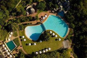 Arabella Hotel, Golf and Spa في كلينموند: اطلالة علوية على مسبح مع مجموعة طاولات وكراسي