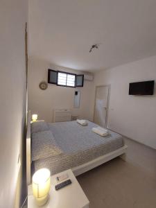 A bed or beds in a room at Casa Andolina White